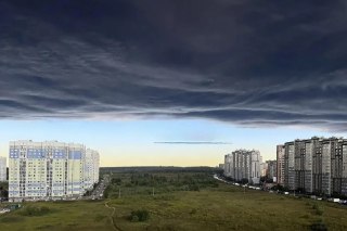 Число погибших из-за атак Украины выросло до восьми. СМИ публикуют кадры черного неба в ПодмосковьеОдин из пострадавших при атаке беспилотников на Электросталь скончался в больнице, сообщил губернатор Подмосковья. Всего в регионе за утро пострадали 37 чело
