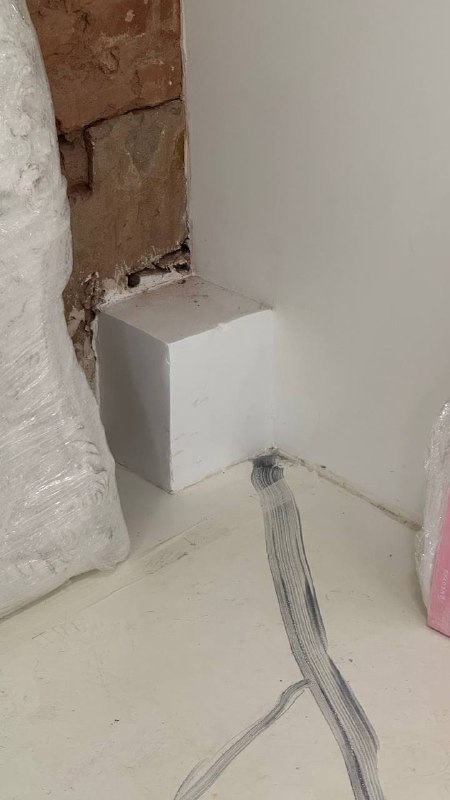 Всё под снос:— арка для малышей;— мрамор вида «каляка-маляка»;— настенные часы и картонные стены;— непонятные выступы;— плитка общественного туалета.Всё под снос:— арка для малышей;— мрамор вида «каляка-маляка»;— настенные часы и картонные стены;— непонятные выступы;— плитка общественного туалета.