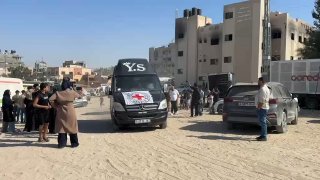 قوات الاحتلال تفرج عن 24 عاملاً فلسطينياً محتجزين