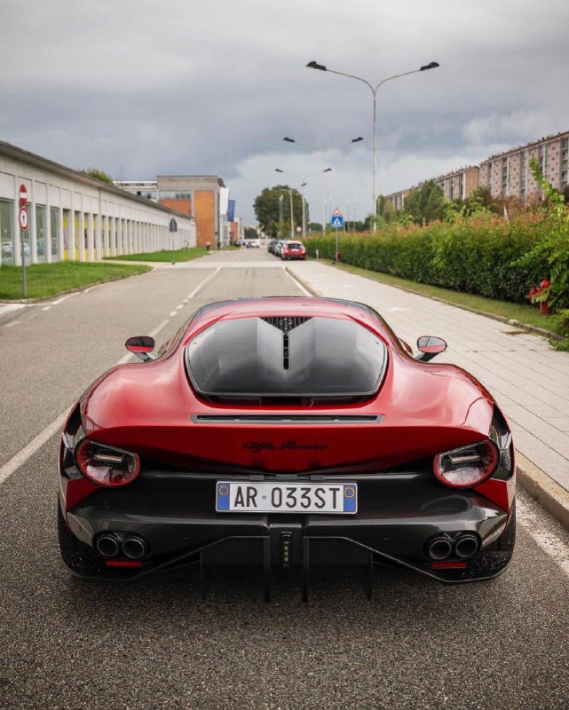 Alfa Romeo 33 Stradale 3