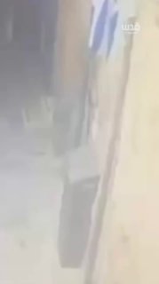 מצלמת מעקב מתעדת את הרגע שבו צעיר הסיר את דגל הכיבוש והשליך אותו לאשפה בעיר העתיקה בירושלים הכבושה.