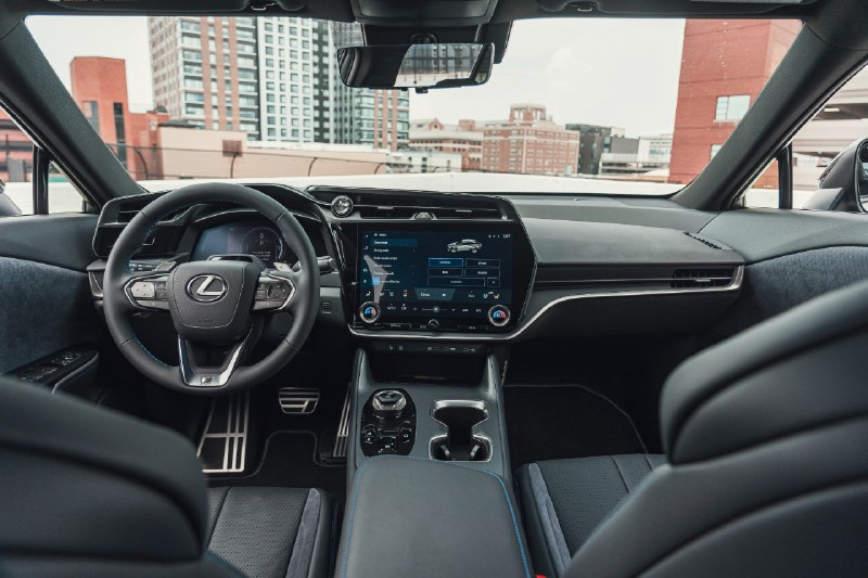 Lexus показал салон обновлённого RZ 2026, и тут как раз тот случай, когда интерьер — не просто «ну э