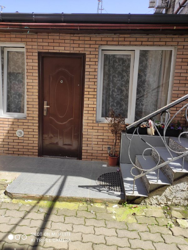 Сдам небольшой домик (студия) на улице Хуло, рядом площадь Пьяцца. До лета 300 $ — фото 1