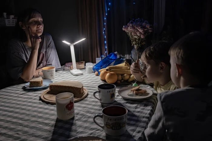 קייב עשויה להתמודד עם החורף הקשה ביותר מאז תחילת המלחמה בקנה מידה מלא, -. הוול סטריט ג'ורנל הפסקות חשמל כבר…