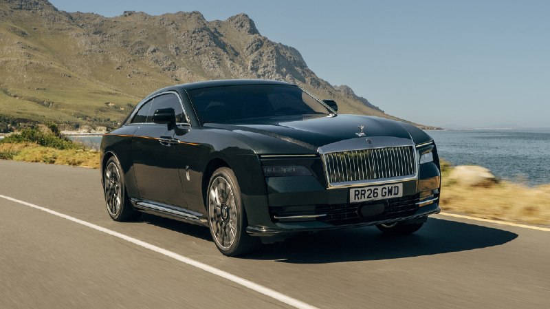 В Goodwood снова сделали то, что Rolls-Royce умеет лучше многих: обновили Spectre так, что снаружи п