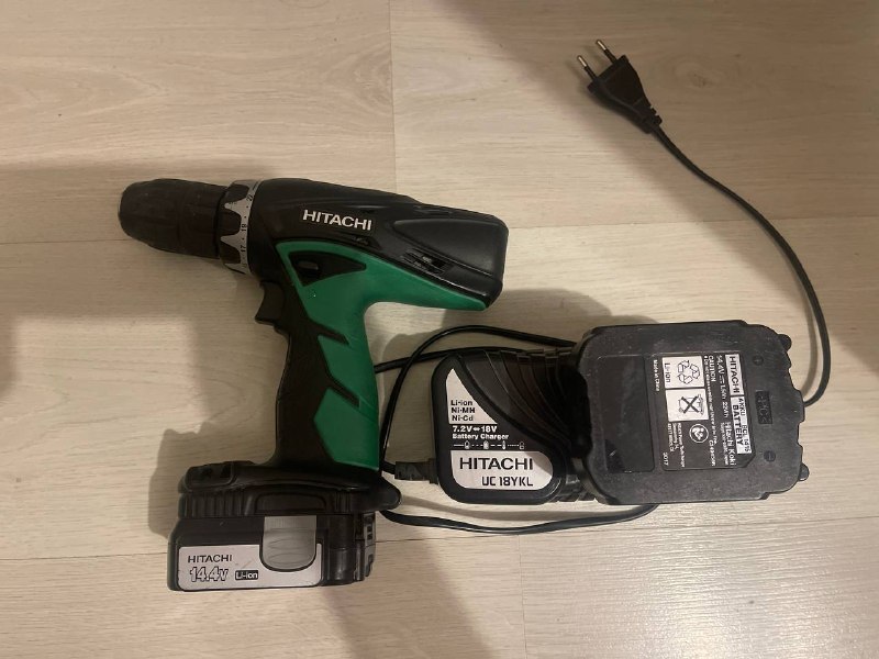 Шуруповерт Hitachi. Два аккумулятора, зарядка. — фото 1