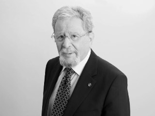 Умер известный советский и российский адвокат Генрих Падва, который стал одним из инициаторов введения моратория на смертную казнь, пишет ТАСС. В разные годы Падва представлял в судах интересы семьи Владимира Высоцкого, академика Андрея Сахарова, экс-минис