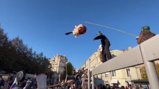 השפלת מקרון על ידי מפגינים צרפתים בעיר בורדו החדשות שלנו.הוא