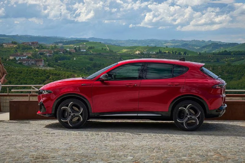 Компания Alfa Romeo обновила кроссовер Tonale 2