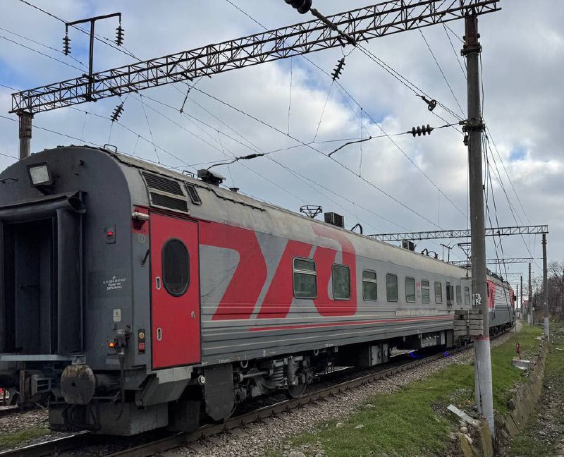 ⚡️ Поезд протаранил легковушку на переезде в Дагестане. фото