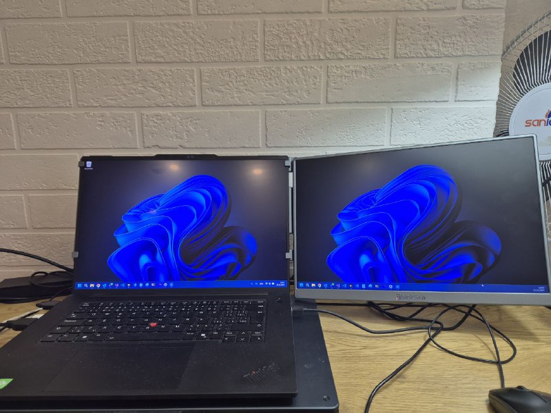 Продам 16-дюймовый дополнительный экран для ноутбука. Прикрепляется к крышке, крепеж крепкий, легко  — фото 1