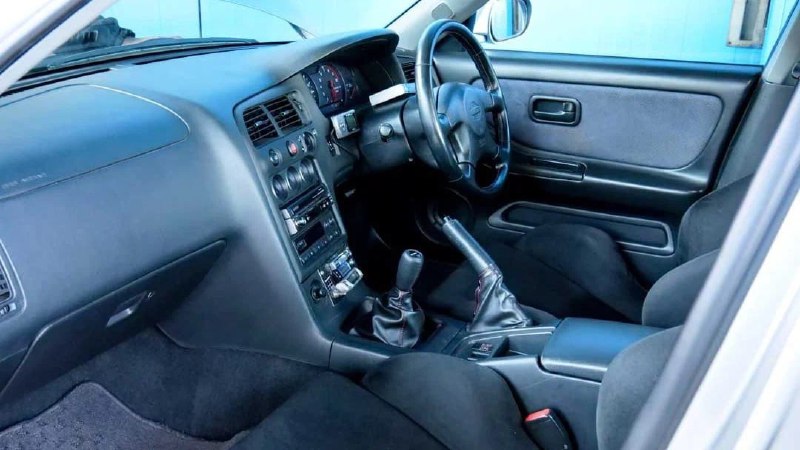 В Японии за 6 миллионов рублей продают редчайший седан Nissan Skyline GT-R R33. 4