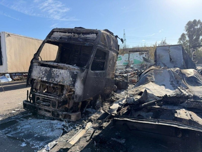 Ukraine’s SIGNUM unit says its drone operators struck a moving Russian vehicle column, destroying three Ural trucks before pursuing and hitting two fuel tankers. The drones were supplied by the Sternenko Community Foundation.
