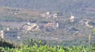 בתים ועצי בוסתן הוזרמו בעיירה מנסורי