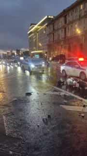 В Москве автомобиль, который числится за лидером ЛДПР Слуцким, столкнулся с мотоциклом, управлявшая мотоциклом девушка скончалась, сообщает «Осторожно Media».О ДТП с участием автомобиля Aurus с мигалками и мотоцикла также сообщает Msk1, авария произошла на