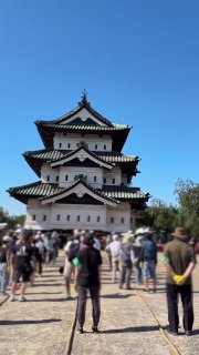 В Японии около 1800 человек передвинули 360-тонную башню замка Хиросаки более чем на два метра в рамках ее реставрации, сообщили The Guardian власти города Хиросаки.В 2015 году башня была перемещена для ремонта стены, поврежденной в результате сильного зем