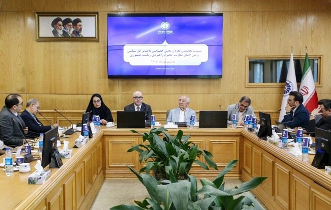 اتاق ايران آنلاین: در نشست فعالان اقتصادی خراسان رضوی با مدیرکل سیاسی و بین‌الملل معاونت راهبردی ریاست جمهوری مطرح شد:🔴تقویت کریدورهای جایگ