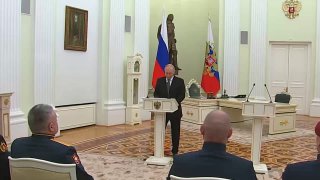 Владимир Путин вручил государственные награды военным, удостоенным звания Героя России и ордена Мужества.Он поздравил всех с Днём защитника Отечества:Дата 23 февраля отмечается в нашей стране уже многие десятилетия как один из самых значимых государственны