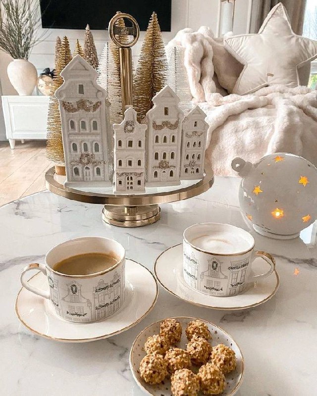 Волшебное новогоднее сочетание стильного белого, блестящего золотого и природного зеленого цвета в деталях праздничного интерьера Белый придают обр... - изображение 2 - белый, цвет, telegram