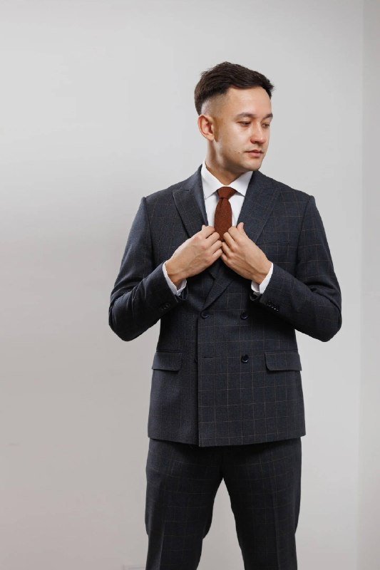 Мужской двубортный костюм темно-синего цвета