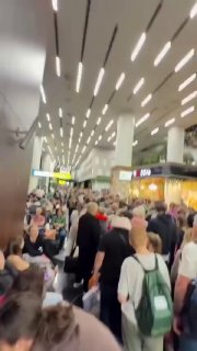 יש כאוס אמיתי בנמל התעופה שרמטייבו בגלל ביטולים מסיביים ותזמון מחדש של טיסות: חדרי ההמתנה עמוסים בנוסעים. ל…