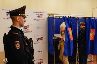 Вбросы, принуждение бюджетников и давление на наблюдателей. Главное о втором дне выборов в России:🔵 Явка. Общая явка на выборах в Госдуму к концу второго дня голосования составила 44,38%. По количеству проголосовавших лидируют Чечня (84%), Северная Осетия 