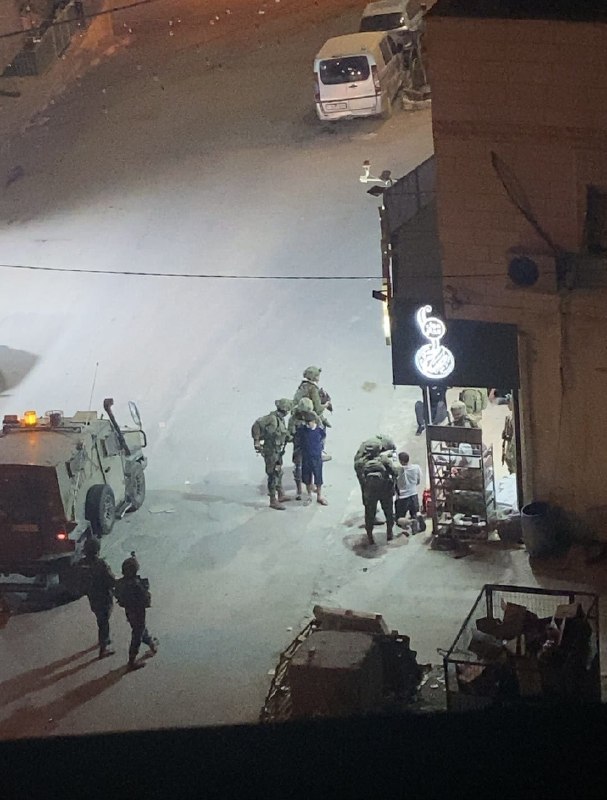 מקורות מקומיים: כוחות הכיבוש עצרו את הילד יאזן מוראד ע'ית' והצעיר מוחמד עיסאם אלרג'בי, לאחר שעצרו אותם במשך יותר מ-4 שעות ברחוב אלאח'ווה באזור דרום חברון.