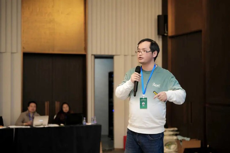 上个周六，参加了一场线下年会，做了分享输出了很多内容，也听了很久的高密度干货分享，加上整晚和老友们围坐在一起无话不谈，很有收获
