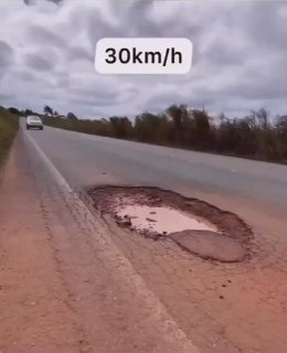 Видео, которое демонстрирует, как ведет себя автомобиль при наезде на яму в асфа