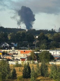 В Рязани атакован НПЗ, в Ростове пострадал ребенок. Минобороны РФ заявило о более 250 сбитых дронах за ночьВ ночь на 6 сентября российские регионы подверглись атаке беспилотников. В Рязани под удар попал нефтеперерабатывающий завод, на котором начался пожа