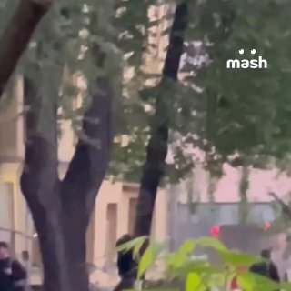 Букетчицы пришли на смену тарелочницам — новый вид развода на свиданках набирает обороты. Теперь мужчин водят не по кафешкам, а по цветочным.По данным Mash, схема простая: девушка знакомится с парнем в дейтинге, зовёт встретиться, а потом как бы случайно з
