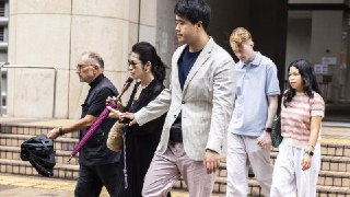 香港法庭听取黎智英案结案陈词 检方控黎意图煽动对中港的制裁法新社香港电稿称，香港检方周一开始在针对民主派媒体大亨黎智英的庭审中进行结案陈词，指他表现出“坚定不移的意图”，请求外国对香港和中国实施制裁。👉 继续浏览后续：https://rfi.my/Bvsn.g