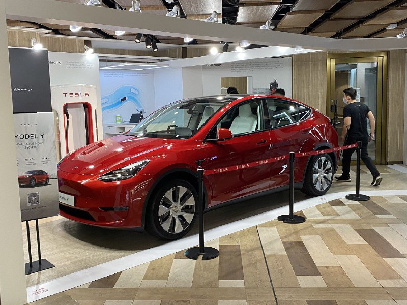 В Европе состоялся запуск нового исполнения электрокара Tesla Model Y 1