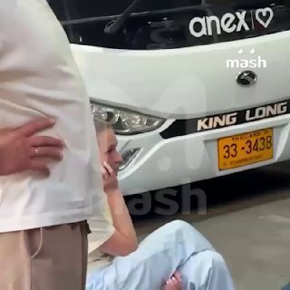 Ещё одна многочасовая задержка у Azur Air на Пхукете — рейс в Москву не может улететь уже 26 часов. Путешественники ждут в аэропорту с ночи. Туроператоры объяснили, что самолёт прибыл слишком поздно, свободных бортов пока нет. Рейс перенесли на завтра на 9