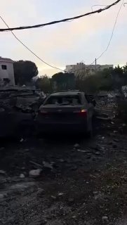 תוצאות התקיפות הלילה של ישראל באתרי חיזבאללה ורכב בכפר רומן, באזור נבטיה בדרום לבנון.