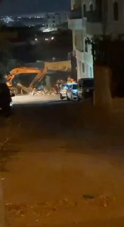 כוחות ישראל מחרימים כלי רכב במהלך התקיפה על העיר חברון.