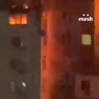 Украинский беспилотник врезался в жилой дом в Новороссийске. ЧП произошло в Южном внутригородском районе. Дрон ударил в предпоследний этаж здания — там полыхает пожар. Полностью сгорел балкон, повреждены около пяти квартир. В школе №29 для местных жителей 