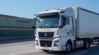 На дорогах России появятся беспилотные грузовики без людей в салонеПравительство продлило эксперимент, который разрешает беспилотным грузовикам ездить по дорогам общего пользования, до 12 ноября 2028 года.Вместе с этим постановили, что теперь в рамках эксп