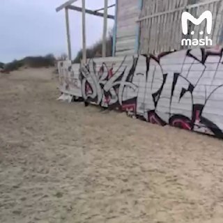 Пляжи Анапы готовы открыть к сезону, но есть нюансы. Во-первых, нужно больше одного миллиона тонн песка, во-вторых, никто не хочет платить за него около миллиарда рублей.По данным Mash, в феврале начался эксперимент: километровый пляж в Витязеве засыпали д