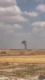 דיווחים מסוריה: הבסיס הצבאי באבו אל דוחור באידליב, שנפגע על ידי ישראל, עדיין בוער עם פיצוצים משניים שדווחו…