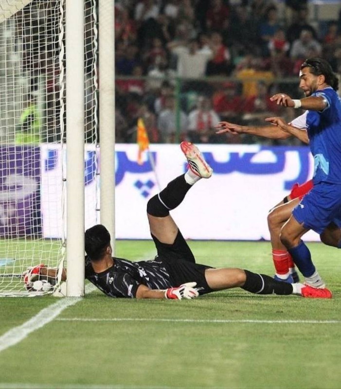 ورزش سه ✔: با گل به خودی؛ 🔵⚽️ گل اول استقلال خوزستان توسط نیازمند در دقیقه 64 پرسپولیس 3 - استقلال خوزستان 1 🆔 @varzesh3👀 لحظه عبور