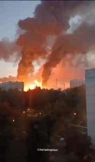 Москва и Подмосковье подверглись массированной атаке беспилотников. Погибли два человека, шесть человек пострадали.   На НПЗ в Капотне начался пожар.   «За ночь Московская область подверглась массированной атаке беспилотников. С 03:00 до 05:00 силы ПВО и с