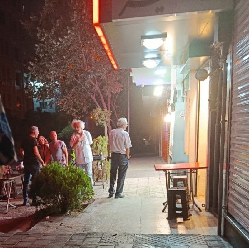 عآلیجناب: برو فرودگاه امام اینا رو پرینت بگیر بیا Amsterd @Aalijnabمحسن نامجو به زنش گفته بود میرم سر کوچه چند تا کپی بگیرمالان پا
