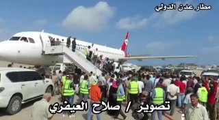 הסרטון הזה מסתובב בתקשורת התימנית כבר כמה שעות ונאמר שזה הרגע שבו טילים תימניים פוגעים בשדה התעופה/בסיס הצב…