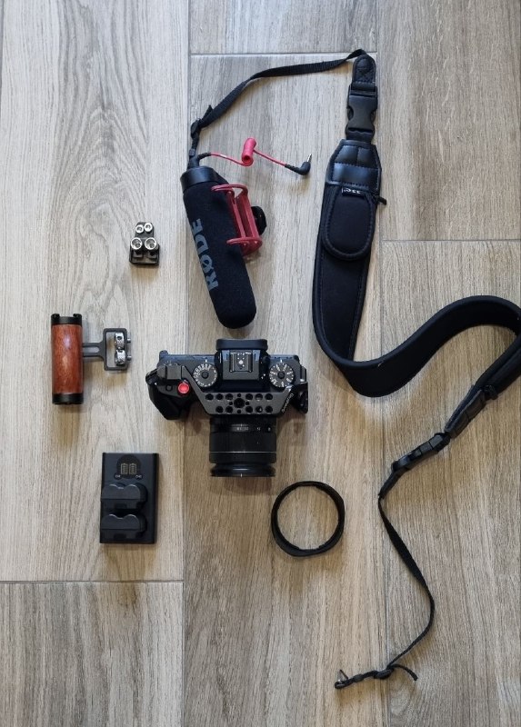 Продам fuji xt-4. Весь комплект $1100. Также монитор (не пользовался) + батареи $100 и аудио рекордер — фото 1