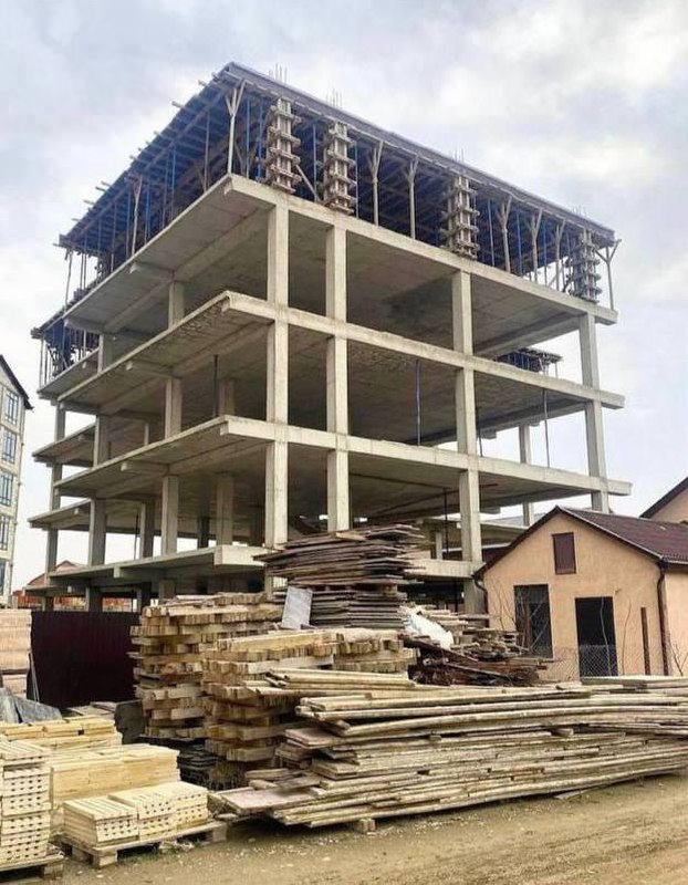 Администрация Махачкалы в судебном порядке добилась сноса незаконного пятиэтажного каркаса в микрорайоне ДОСААФ. фото