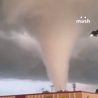 Мощные и одновременно красивые кадры торнадо в Оклахоме — воронка прошлась по округу Гарфилд и городу Энид. Стихия разрушила десятки домов и повредила авиабазу ВВС США Вэнс. Пострадали минимум 10 человек, погибших нет.❗ Не грузятся фото и видео? Читайте на