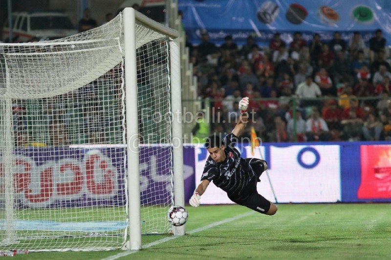 فوتبالی | Footballi.net: ⚽️⚽️ صحنه‌ای که به وضوح نشان می‌دهد توپ از خط دروازه پرسپولیس عبور کرده است تا با گل به خودی پیام نیازمند استقلال خوزستا