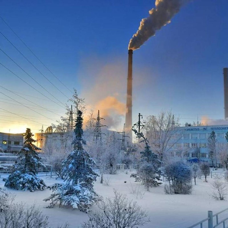 ⚡️ Что происходит с казахстанской энергетикой?Если про банковскую систему обычно говорят как о кровеносной системе экономики, то энергетика — это её скелет. Почему так?Без энергии не может существовать ни гражданин, ни бизнес.💡 Свет в домах🚿 горячая вода🏭 оборудование и производство🔥 отопление зимой — особенно критично для нашей страны.Без устойчивой энергетики экономический рост невозможен. Можно сколько угодно рисовать планы по заводам и индустриализации, но без избытка электричества они просто не заработают.Именно поэтому энергетика в последние годы — в центре внимания. Это одновременно вопрос социальной стабильности и экономического развития.Итак, что мы имеем?По данным Минэнерго, к концу 2025 года в Казахстане работали 237 электростанций общей мощностью более 25 ГВт.👉 По количеству — хватает.❓ А по качеству?Еще несколько лет назад ситуация была откровенно плохой. Да, появились новые солнечные, ветровые и гидростанции — они современные, но маломощные.А вот гиганты — ТЭЦ и ГРЭС — построены еще в СССР. Старое оборудование без должного ухода ломается.Мы это уже видели: Экибастуз и другие города.Эта ситуация стала переломной точкой.«До» — низкие тарифы, отсутствие денег на ремонты.«После» — ускоренная модернизация.В 2023 году стартовала программа «Тариф в обмен на инвестиции».📈 Тарифы разрешили повысить🛠️ Но деньги обязали направлять только на ремонты и обновлениеРезультат — быстрый и заметный:✔️ за один отопительный сезон– технологических нарушений стало меньше почти на треть– случаев несоблюдения температурного режима — в 3 раза меньшеВ энергетике просто появились деньги, и система начала оживать.До этого тарифы держали искусственно низкими — и получили аварии. Время, как говорится, взяло своё.Очень точно об этом сказал президент Токаев в недавнем интервью:«Десятилетиями глубинные экономические проблемы замалчивались… энергетические объекты и коммунальные сети порядком износились… накопившиеся вопросы сплелись в “гордиев узел”… появился “коммунальный дракон”, которого приходилось подкармливать бюджетными вливаниями… погоня за сиюминутными результатами дорого обошлась государству».📊 Где мы к концу прошлого года?В стране работают 37 ТЭЦ — это почти всё электричество и отопление в городах.Их средний износ снизили до 61%.🟡 9 станций вышли из красной зоны в желтую🟢 3 станции — из желтой в зеленую💰 Только за 2025 год на ремонты предусмотрено около 400 млрд тенге — сумма, которой раньше просто не было.Параллельно чинят тепловые и электрические сети, чтобы не было обрывов:➡️ к 2029 году– износ теплосетей снизят с 52% до 42%– износ электросетей — с 74% до 45%Работа продолжается.Да, повышение тарифов никому не нравится. Но выбор, по сути, простой:1️⃣ низкие тарифы и риск остаться зимой с холодными батареями2️⃣ платить немного больше, но жить с уверенностью, что свет и тепло будутКакой выбор сделали бы вы?Хотя, казалось бы, о чём тут думать 🤔