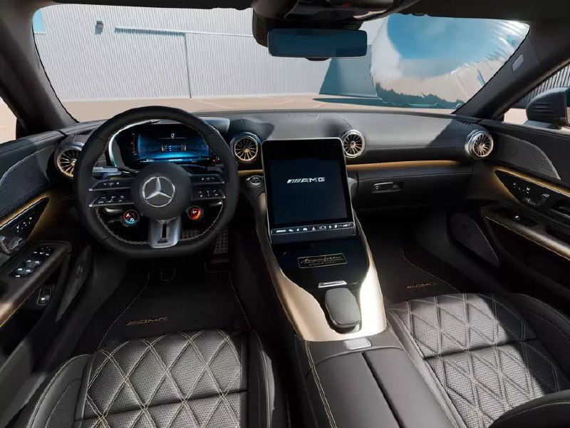 Mercedes-AMG представил «золотую» спец-версию родстера SL 63 3
